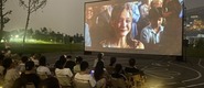 （黑丝女老师在线观看性视频，转载）成都秋夜“新耍法”：到公园看坝坝电影